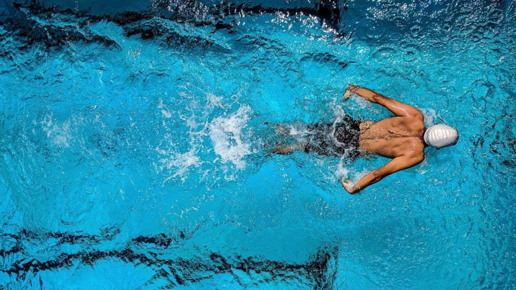 Ilustrasi seseorang sedang melakukan aktivitas berenang