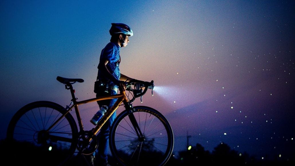 Ilustrasi seseorang sedang melakukan olahraga bersepeda di malam hari